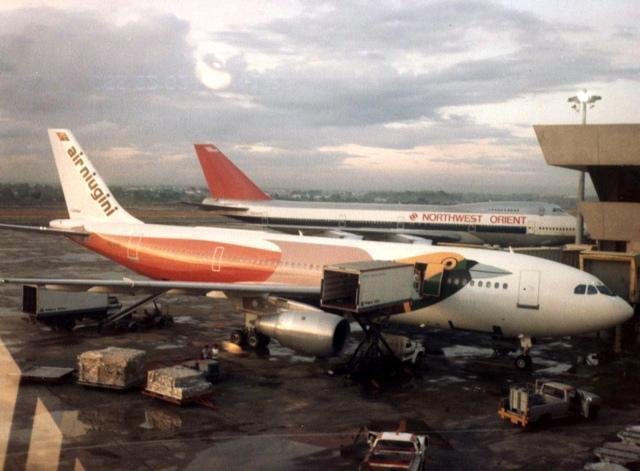 pk032bigbirdinmanilamay1985.jpg
