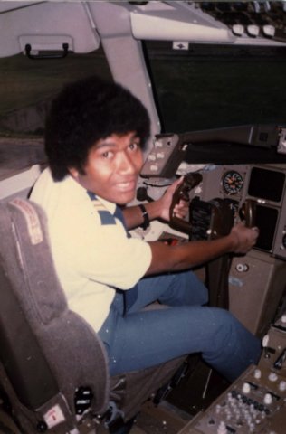pk010sionemomoainelal767telavivduringunifilcharter1983.jpg